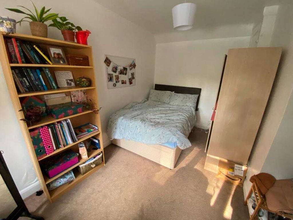 Property photo 1 of 15 A Bright And Inviting Double Bedroom With Ample St...