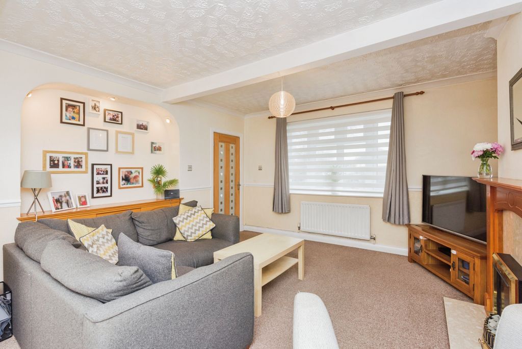 Property photo 1 of 15 Lounge