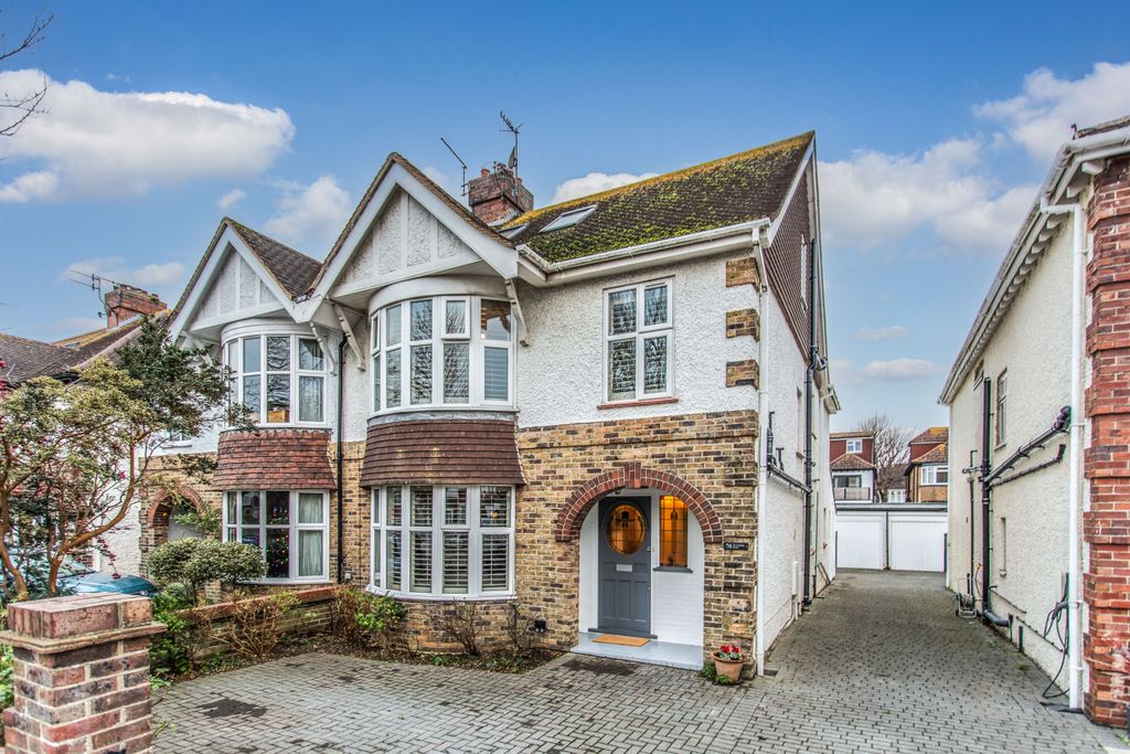 Property photo 1 of 34 70 Braemore Road2