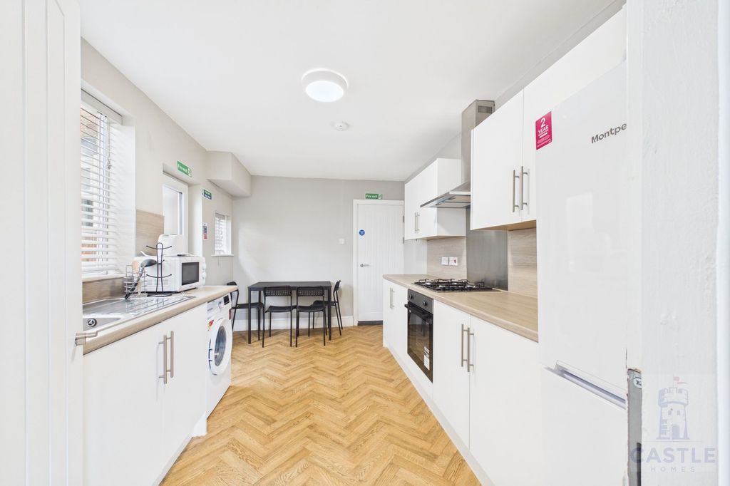 Property photo 3 of 8 Shared Kitchen