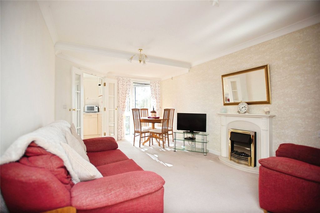 Property photo 3 of 11 Lounge