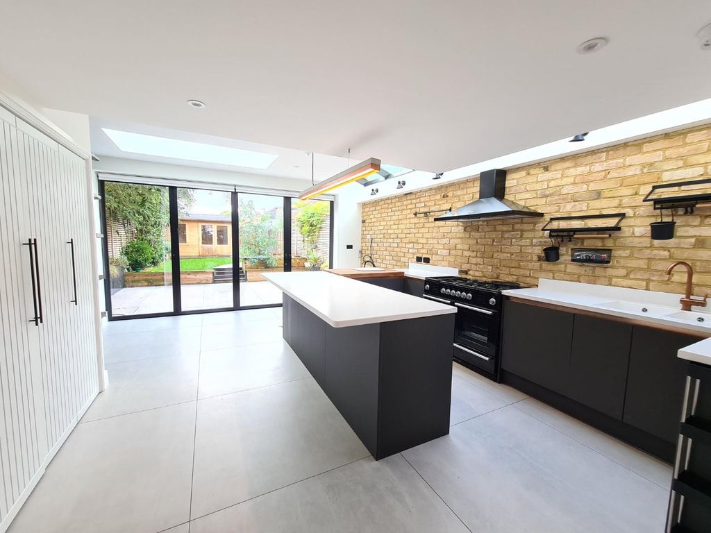 Property photo 2 of 32