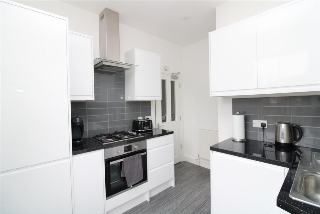 Property photo 2 of 8 Kitchen