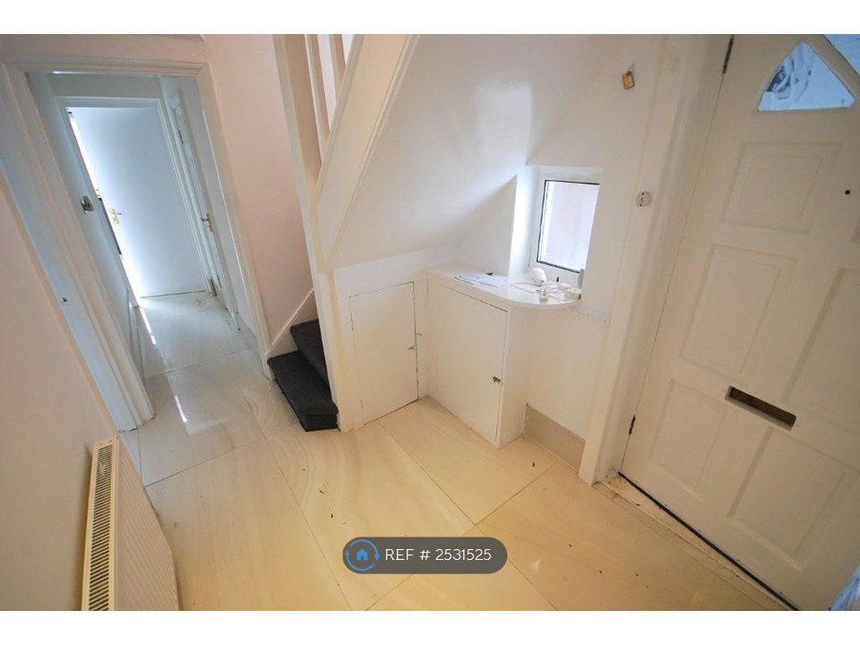 Property photo 3 of 11 Entrance Hall