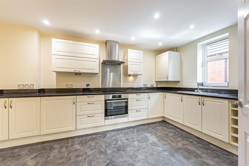 Property photo 2 of 15 8552716-Interior27.Jpg