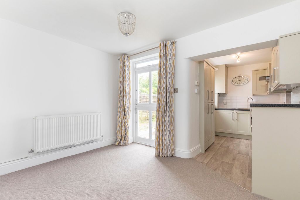 Property photo 3 of 11 18 Croft Avenue-08