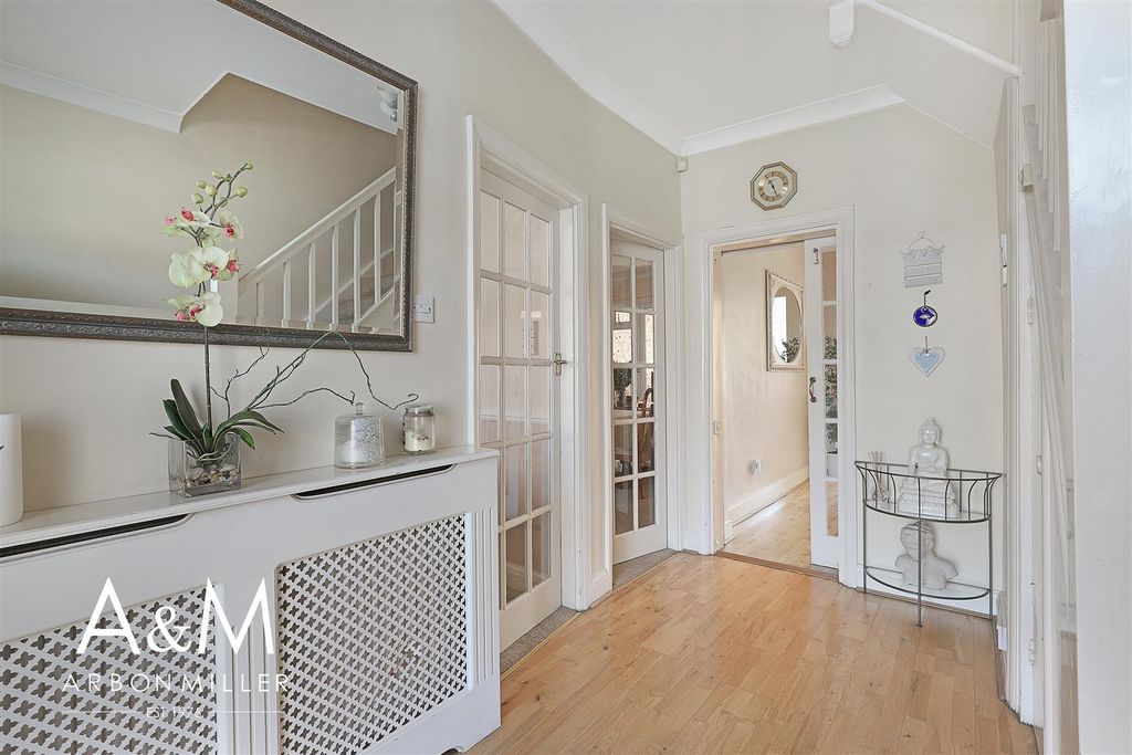 Property photo 3 of 33 Entrance Hall