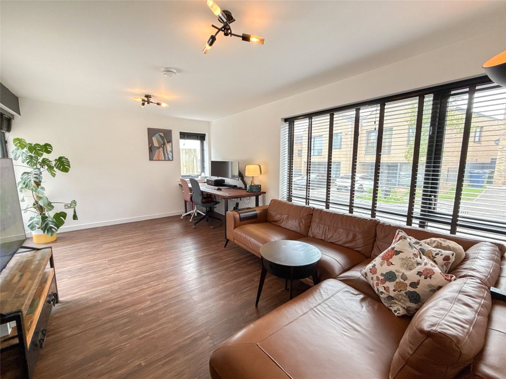 Property photo 3 of 40 Lounge