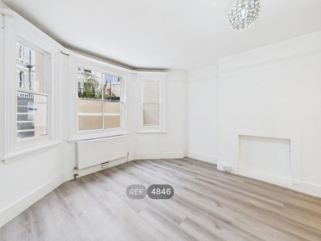 Property photo 2 of 16 Living Room