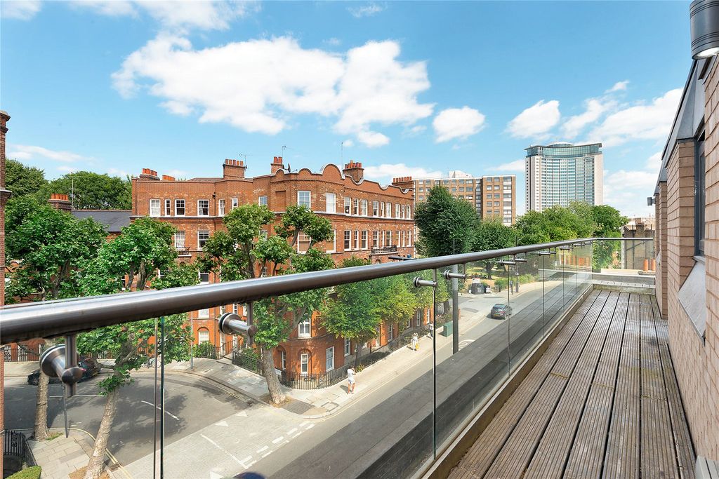 Property photo 3 of 9 Balcony