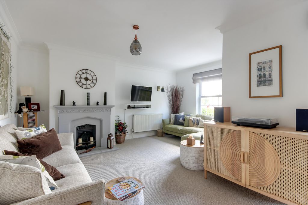 Property photo 2 of 19 Image