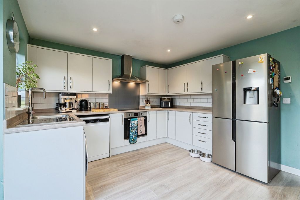 Property photo 2 of 27