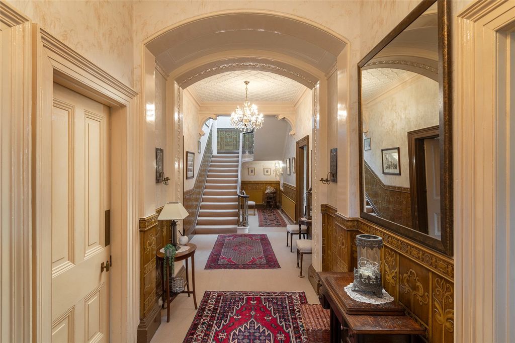 Property photo 3 of 25 Entraance Hallway