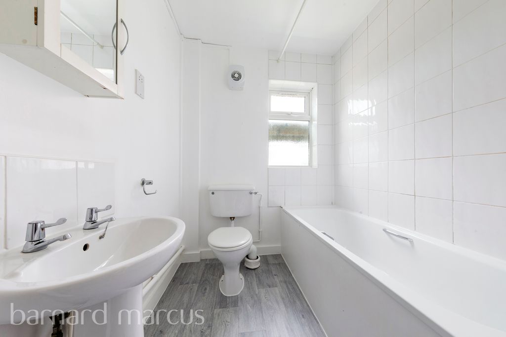 Property photo 2 of 9 Bathroom