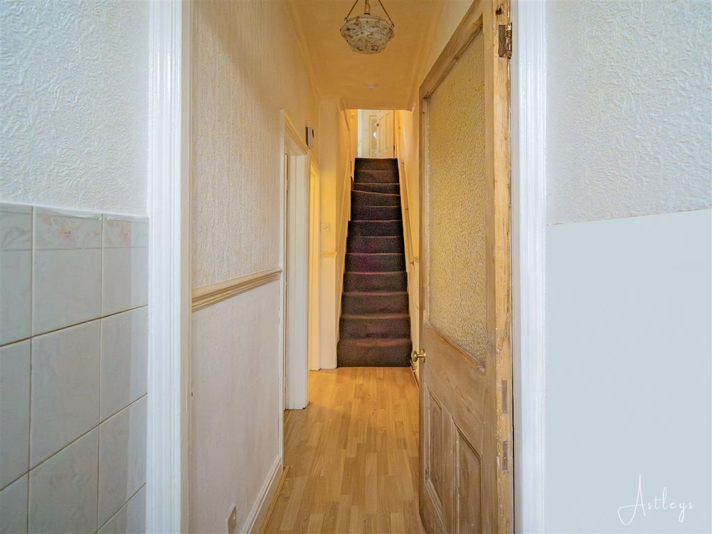 Property photo 2 of 21 Entrance Hall