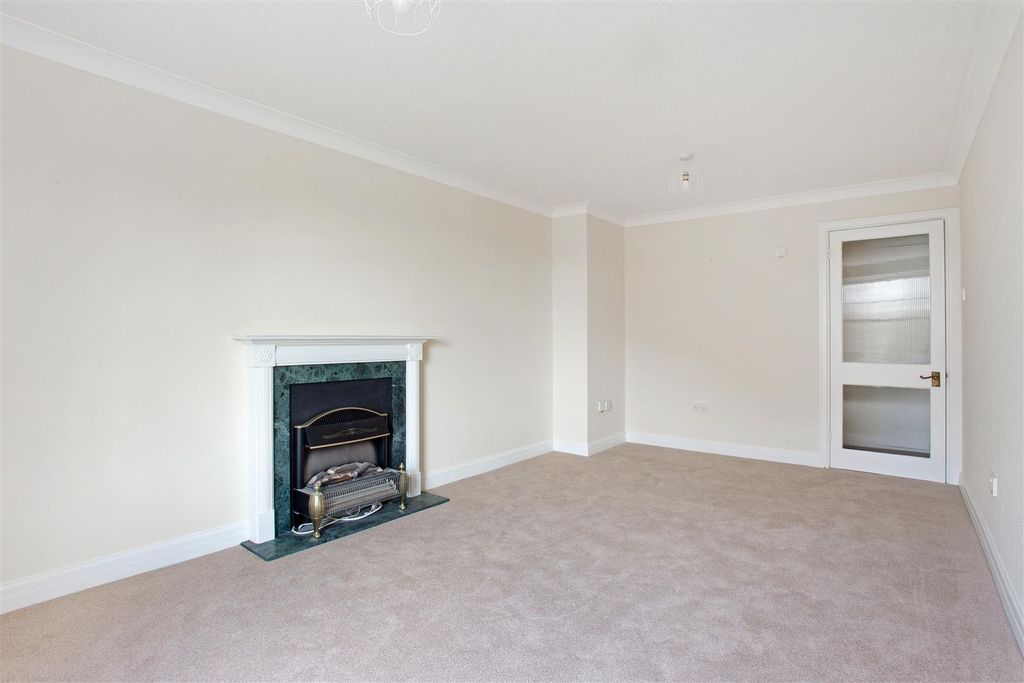 Property photo 3 of 17 156 The Close (6).Jpg