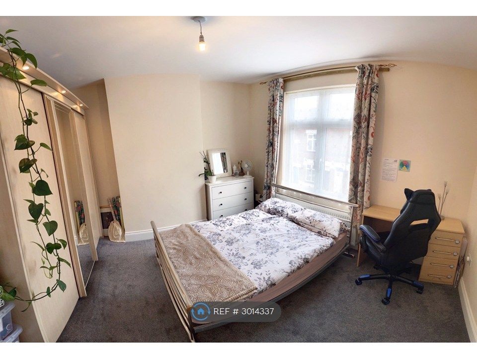Property photo 1 of 5 Double Bedroom (First Floor)