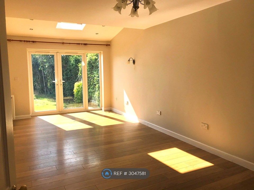 Property photo 3 of 18 Extended Lounge