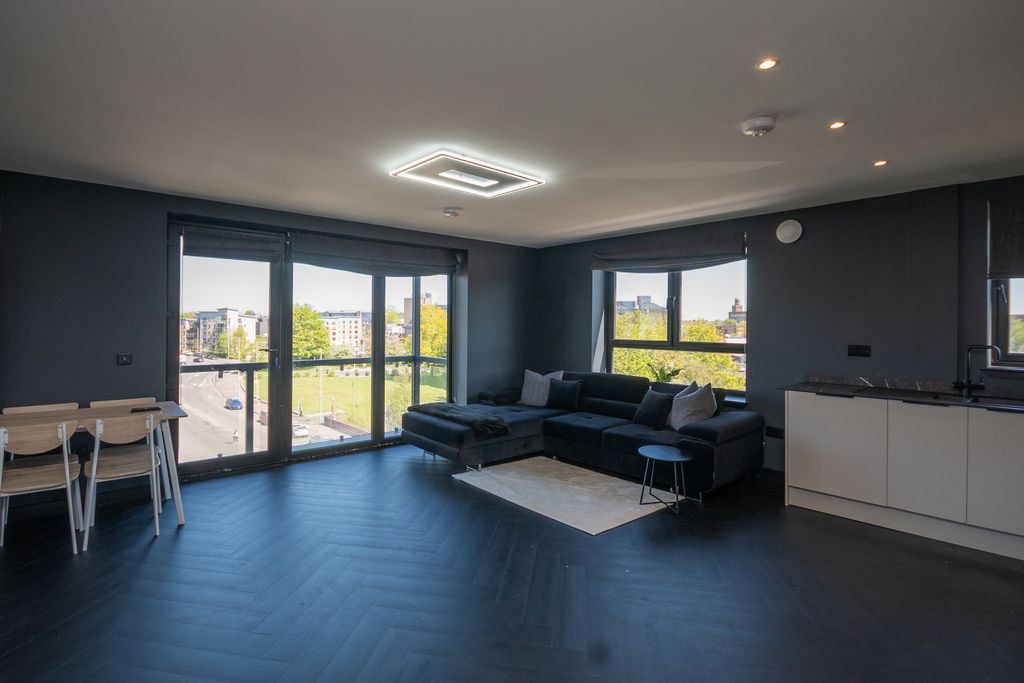 Property photo 3 of 15 Lounge