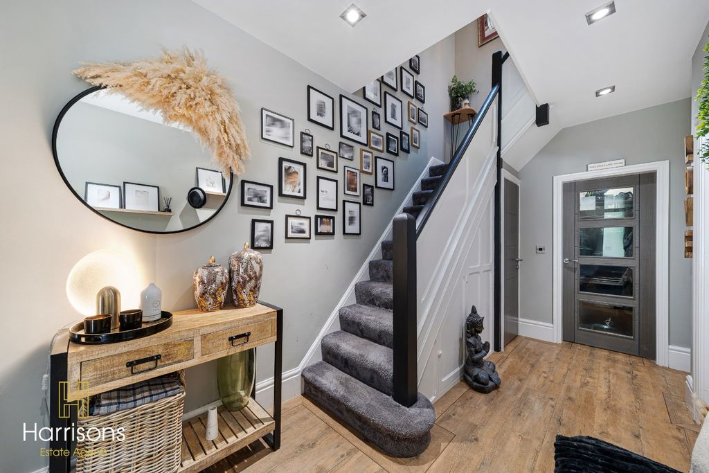 Property photo 2 of 42 5304192
