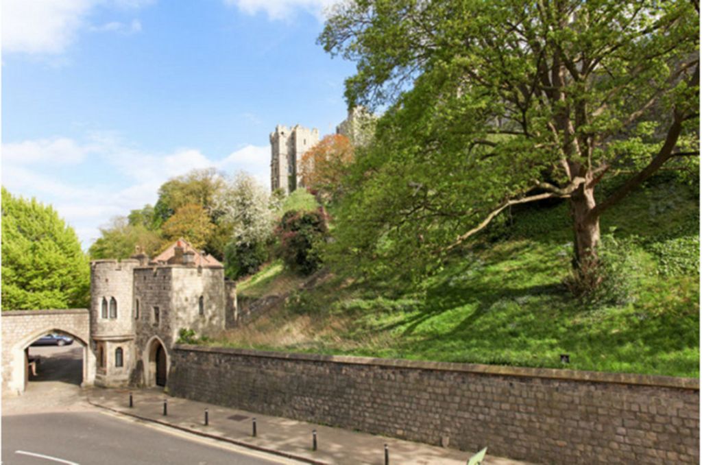 Property photo 1 of 12