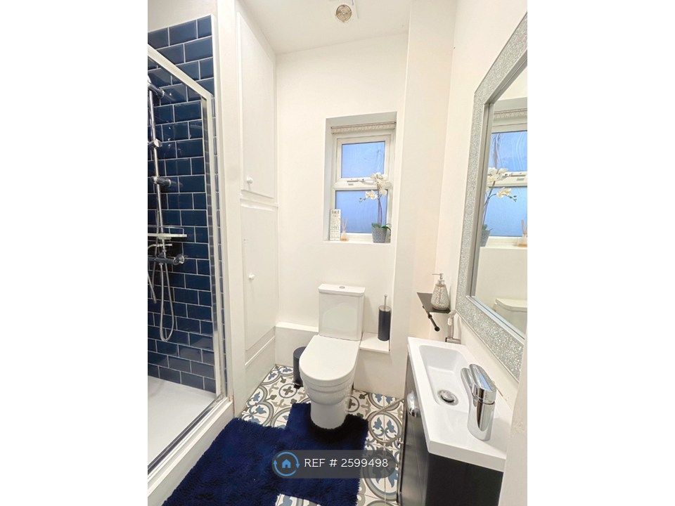 Property photo 3 of 8 En-Suite Bathroom