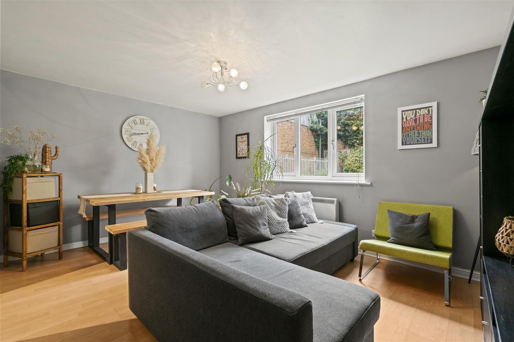 Property photo 3 of 18 147 Varsity Drtwickenham Tw1 1Al-7.Jpg