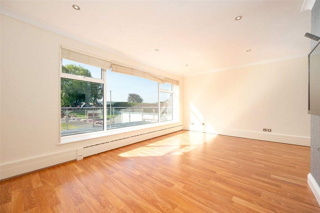 Property photo 2 of 46 Cairn Road. 05