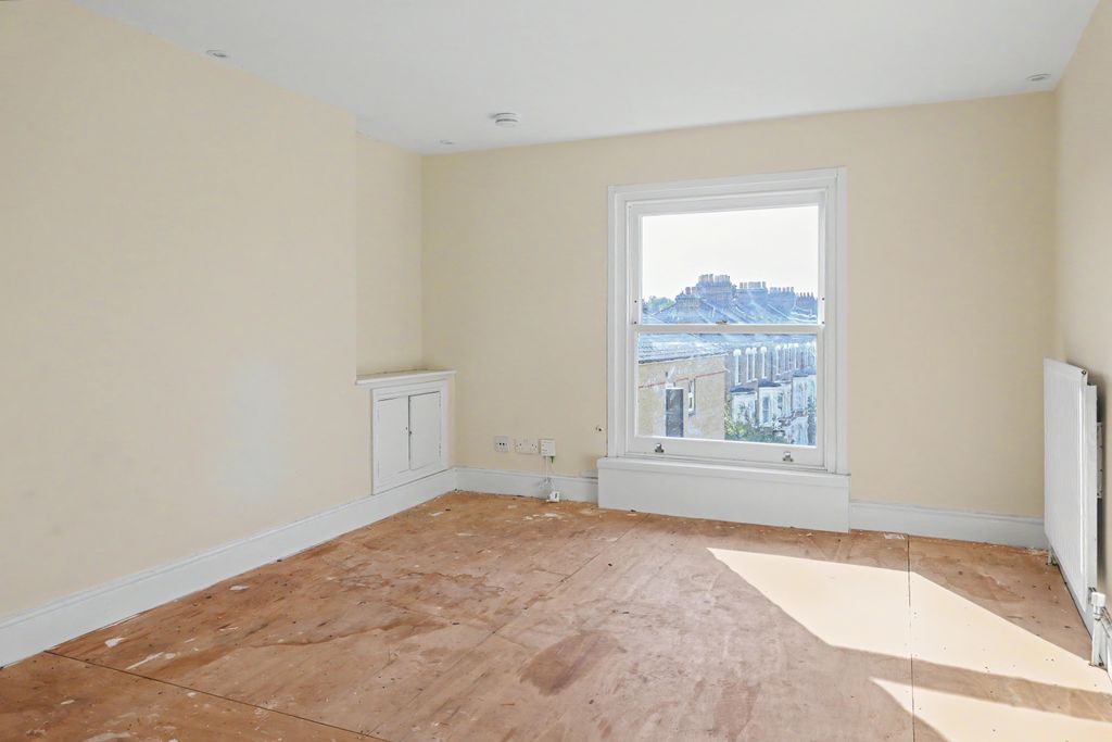 Property photo 2 of 9 Flat 3, 75 Atlantic Road, Brixton, London, Sw9 8Pu