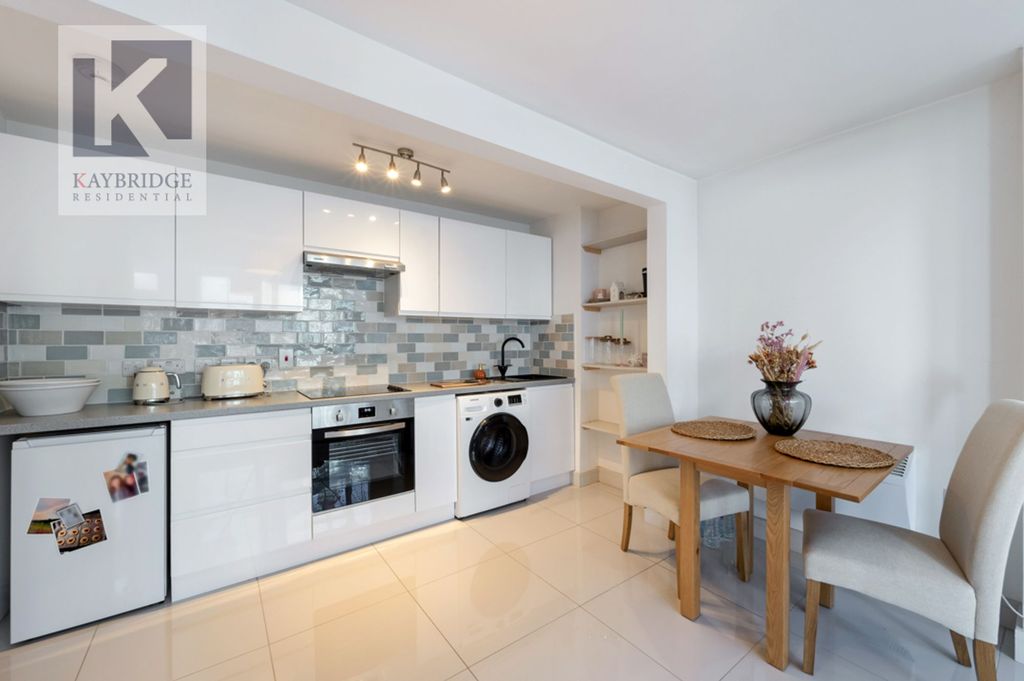 Property photo 3 of 5 Church Road Kt17 4Dz