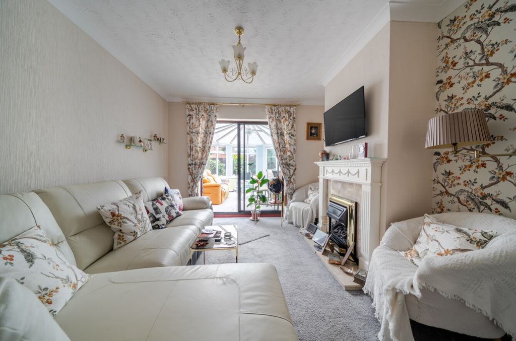 Property photo 2 of 12 5-6A6B69F727976-1499812-19Fb395Aab0Db-5-5