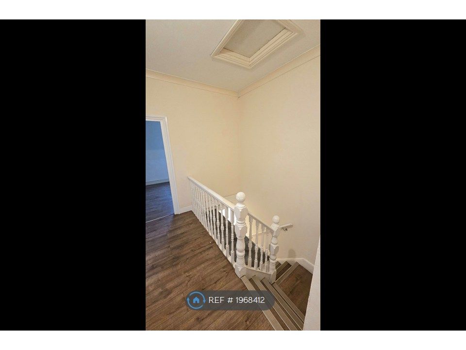 Property photo 2 of 14 Hallway