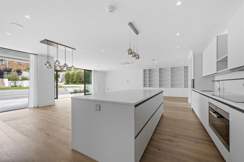 Property photo 2 of 17 92 Copse Hil,8.Jpg