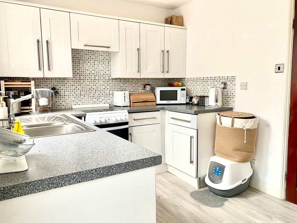 Property photo 3 of 9 Kitchen