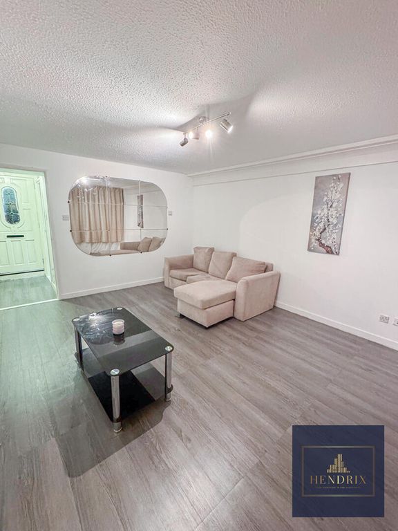 Property photo 3 of 11 Living Room