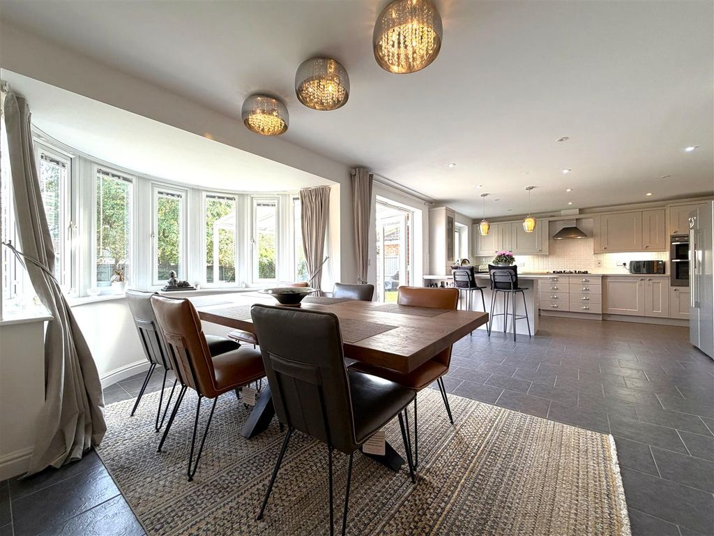 Property photo 2 of 29 Magnificent Open-Plan Dining Kitchen 233