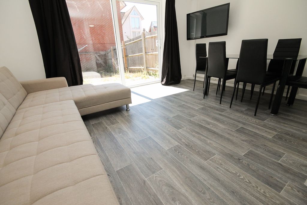 Property photo 2 of 11 Lounge