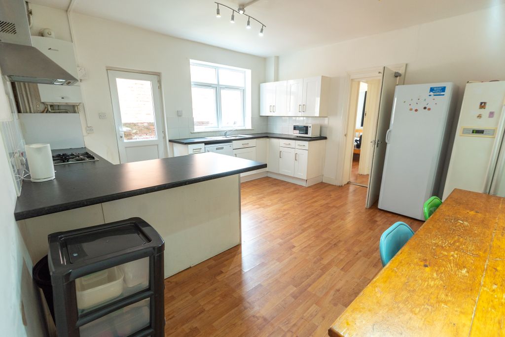 Property photo 3 of 8 Kitchen