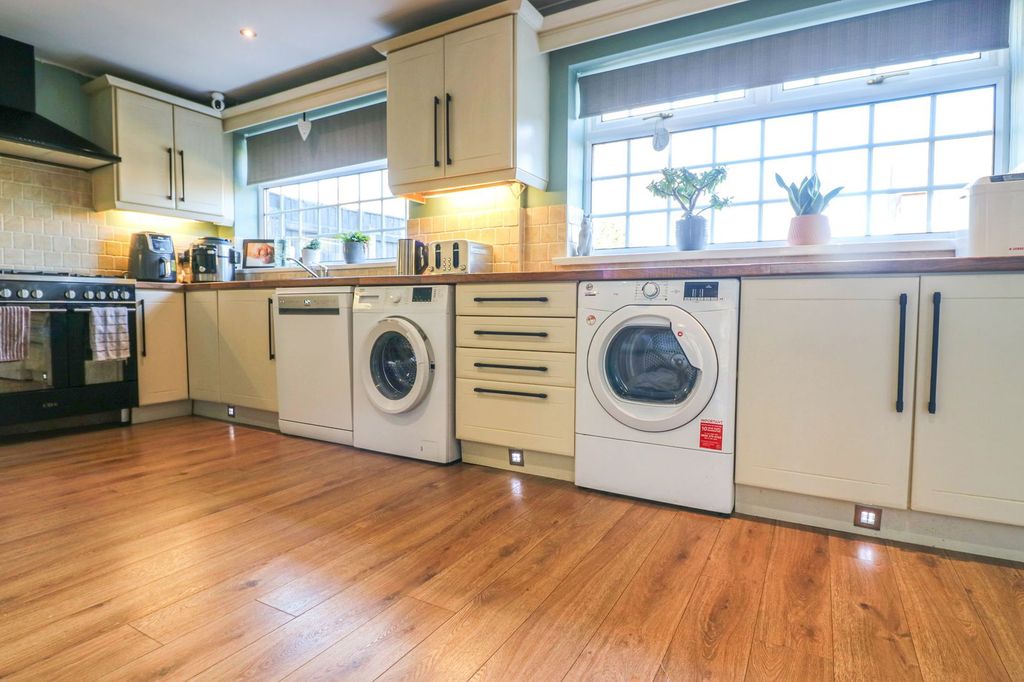 Property photo 3 of 37