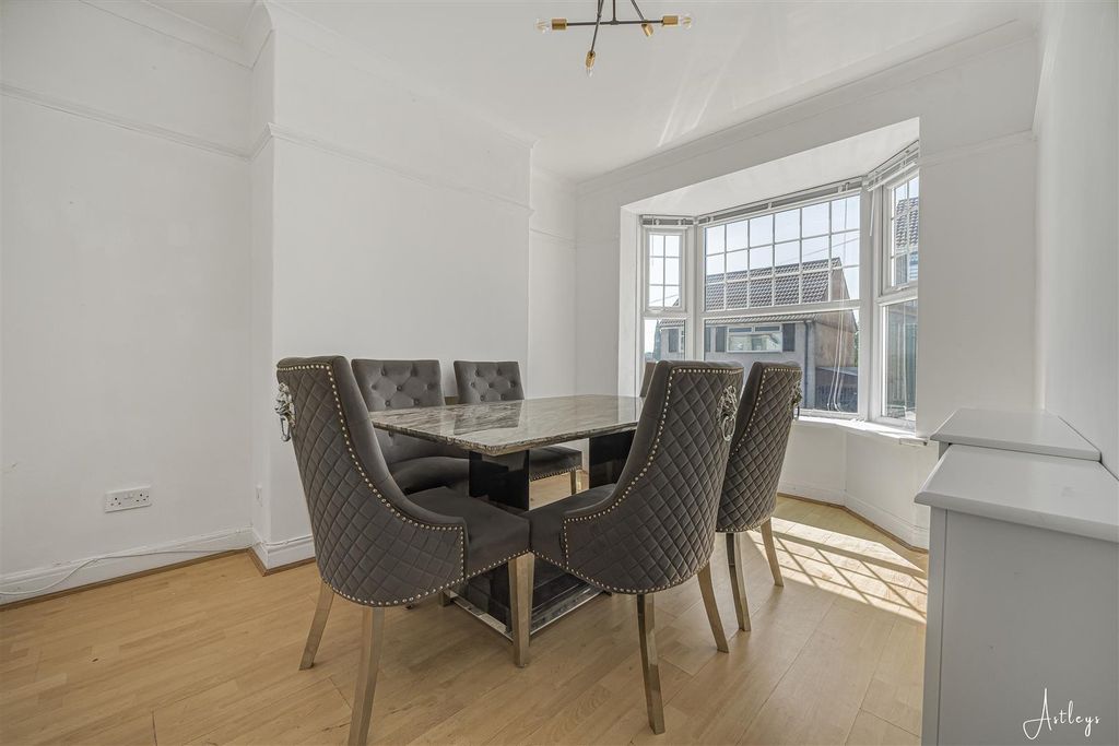 Property photo 3 of 14 Dining Room