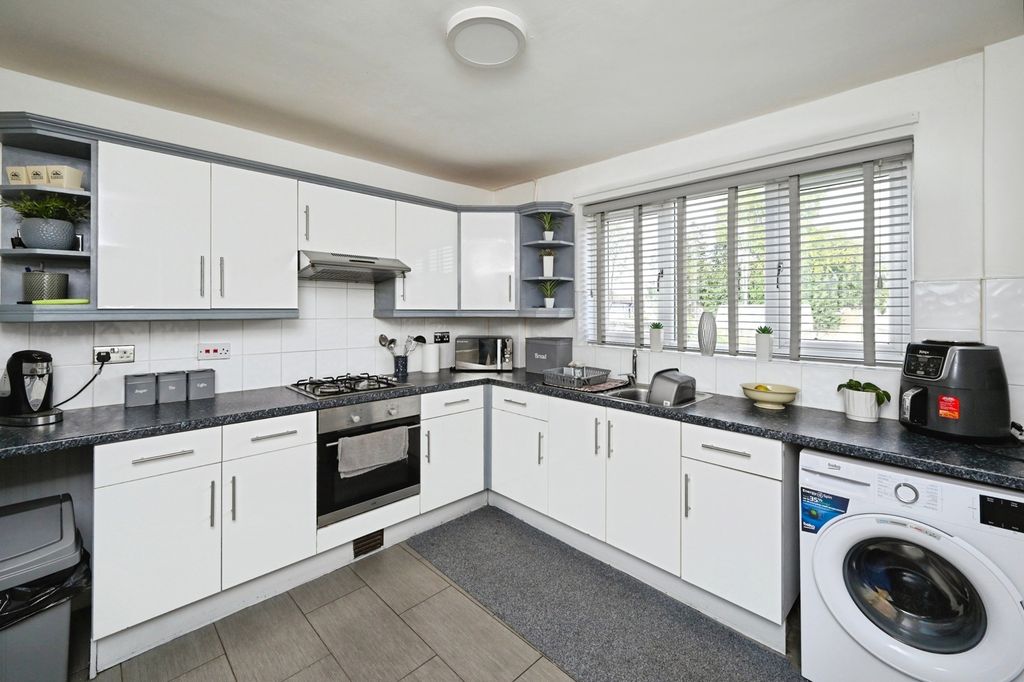 Property photo 3 of 17 Kitchen