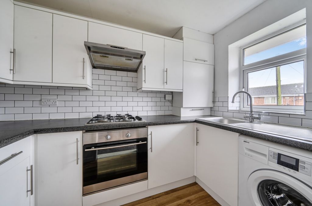 Property photo 2 of 12 Fully Fitted Kitchen