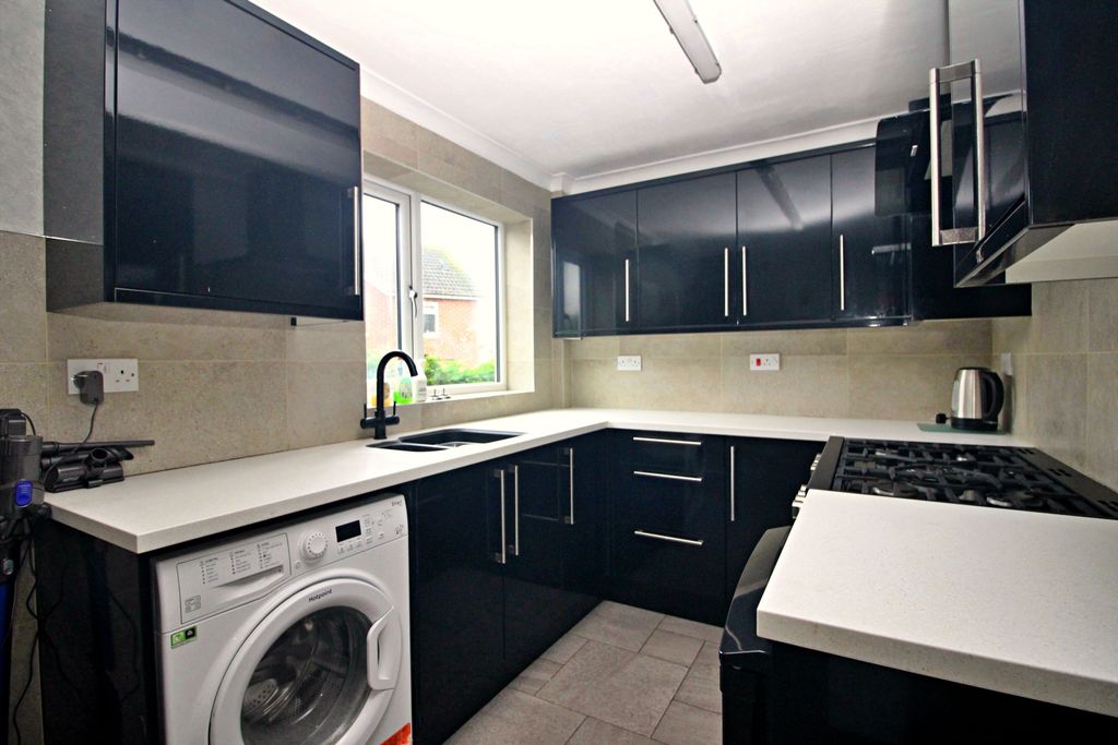 Property photo 3 of 16 Kitchen 2