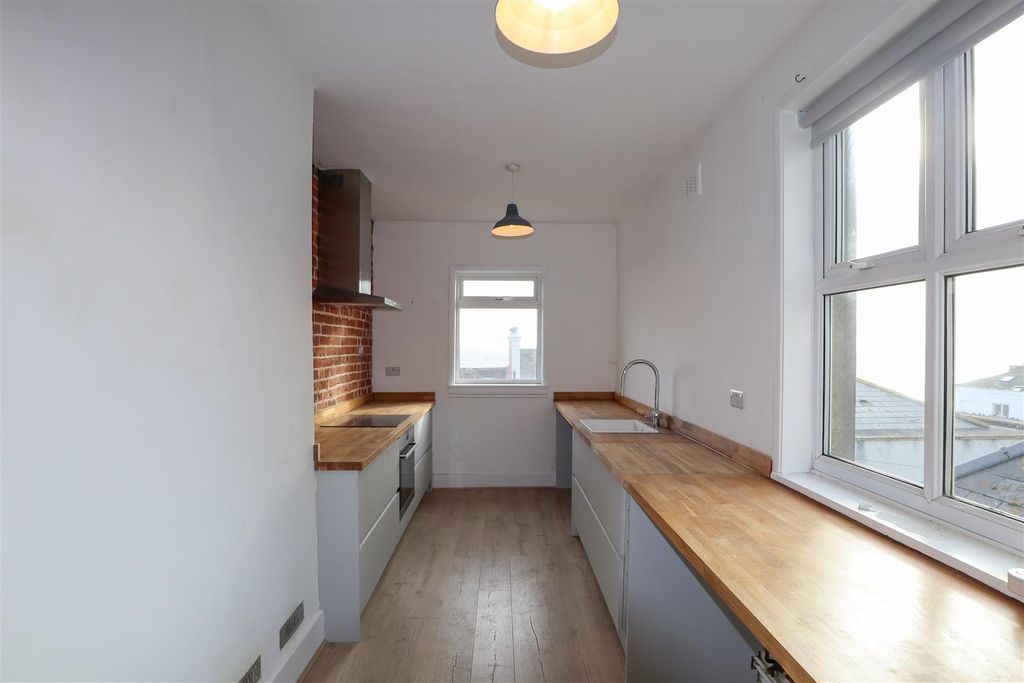 Property photo 2 of 11 Kitchen