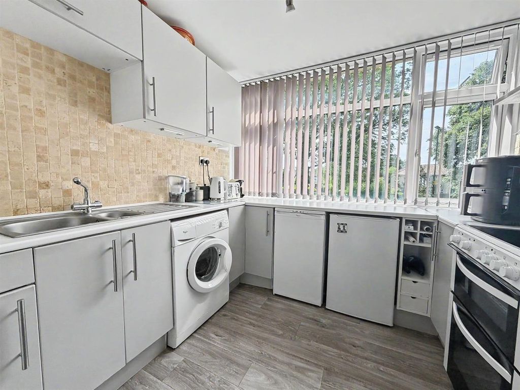 Property photo 1 of 10 Kitchen