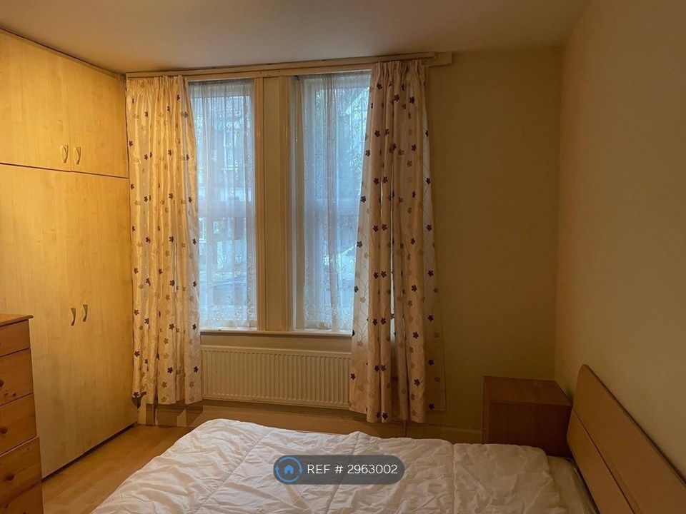 Property photo 3 of 6 Bedroom 1