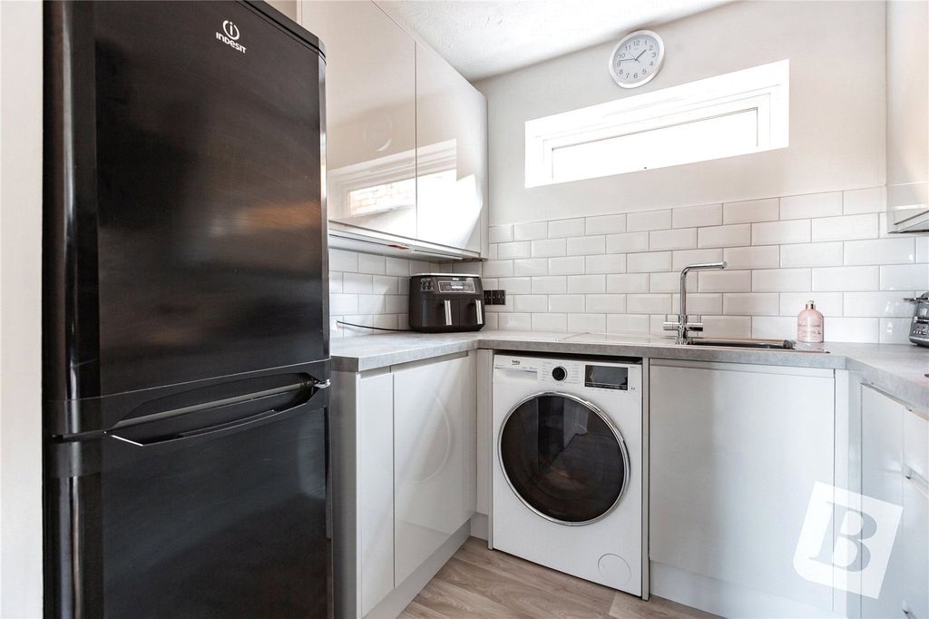 Property photo 3 of 11 Kitchen