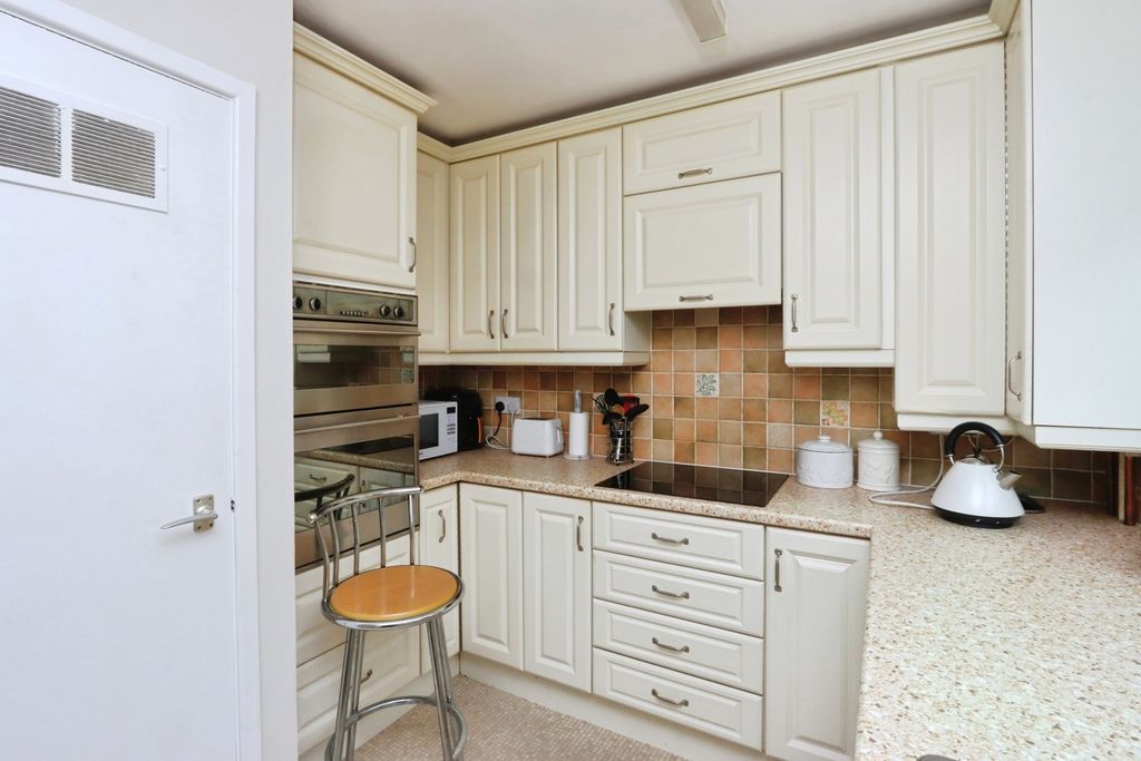 Property photo 3 of 16 Kitchen