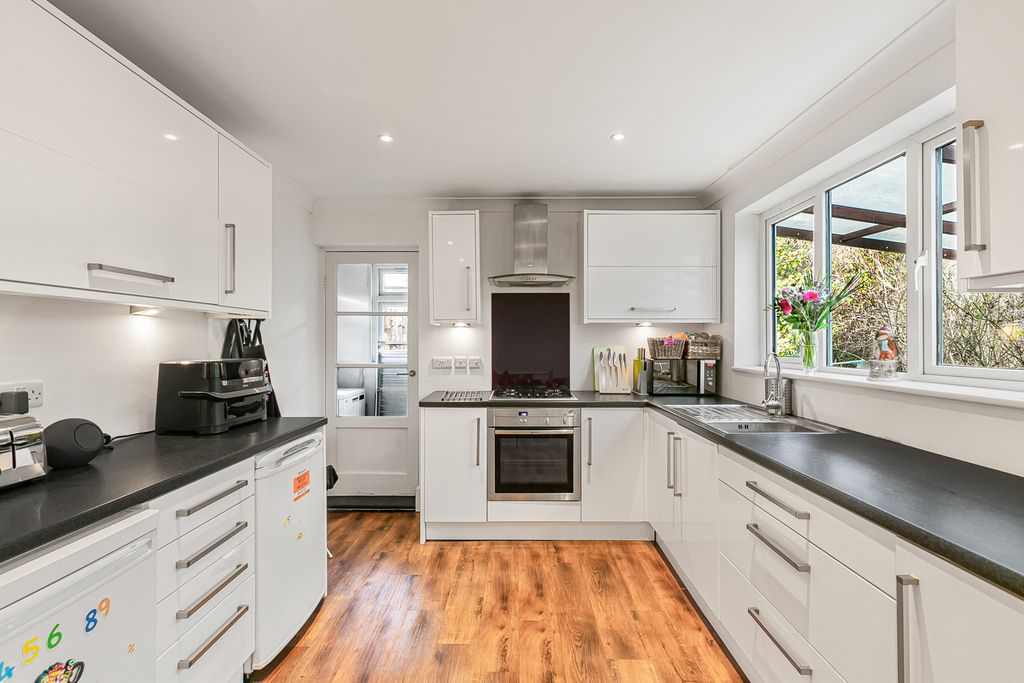 Property photo 3 of 18 Kitchen