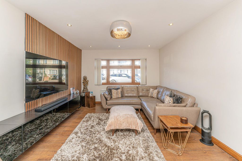 Property photo 2 of 27 Living Room